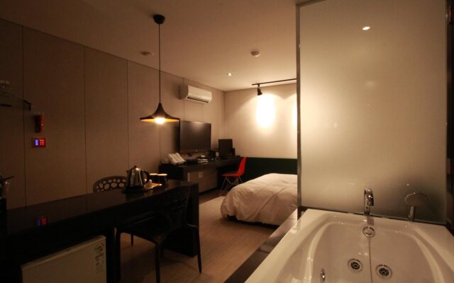 Y Hotel