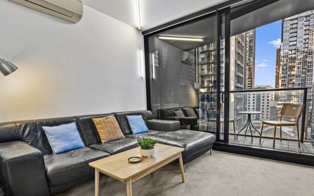 Central 2 Bed Apartment Near Melbourne CBD – Balcony – Melbourne