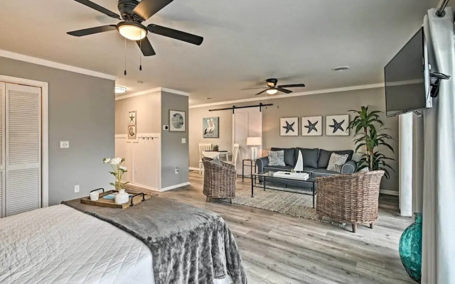 Couples Retreat w/ Balcony in Surfside Beach!