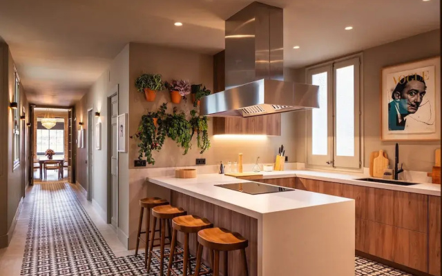 Lovely 6 BR Flat in L Eixample