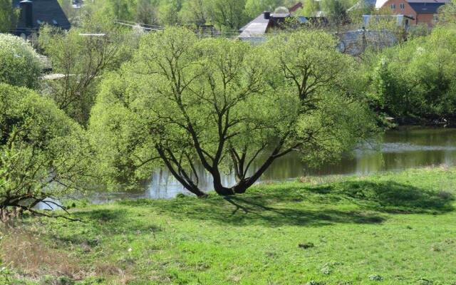 У реки