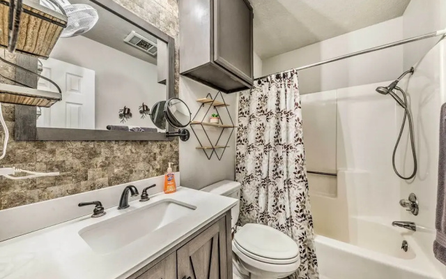 Cozy Ruidoso Condo w/ Grill & Mountain Views!