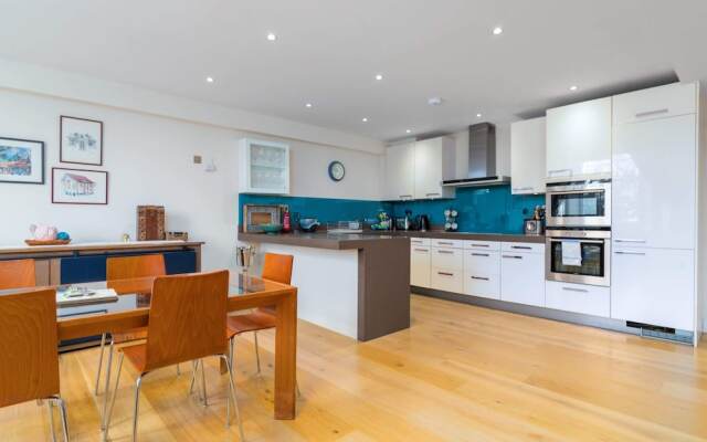Spacious Apartment in Clapham Town by Guestready