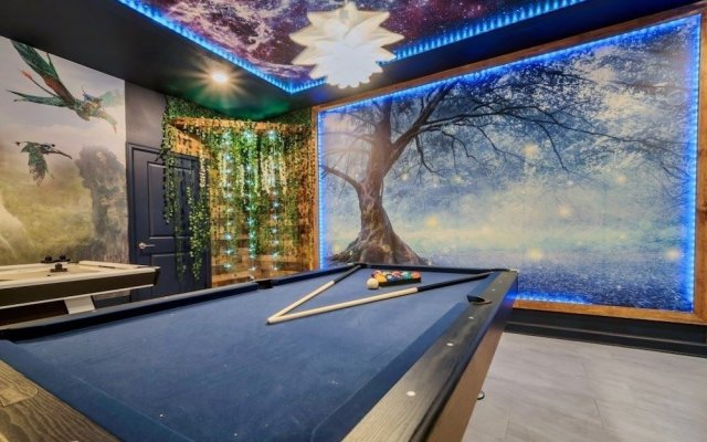 9 Bedroomss/ Storey Lake Game Room Too Home