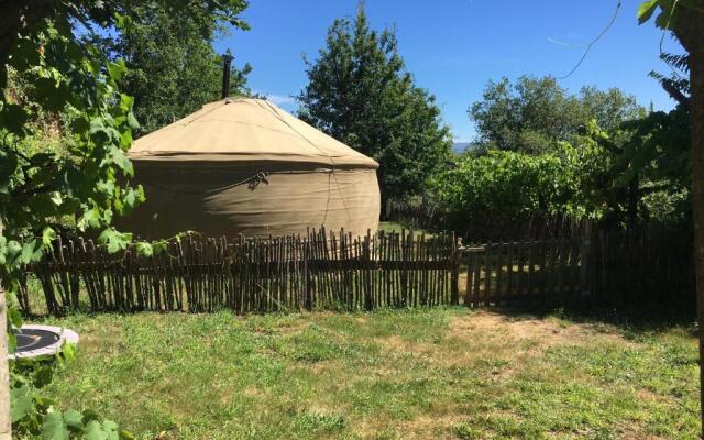 Star Gazing Luxury Yurt with RIVER VIEWS, off grid eco living