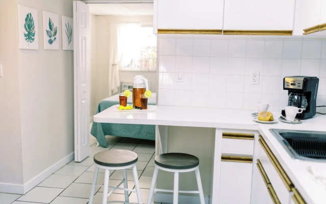 Beachside Gardens Apartments by Lowkl