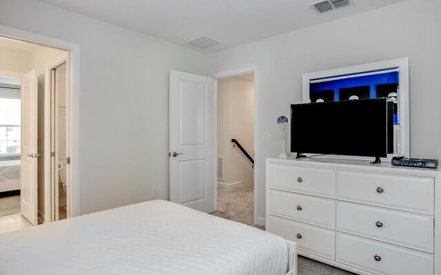 Contemporary Home w/ Private Pool& Spa!