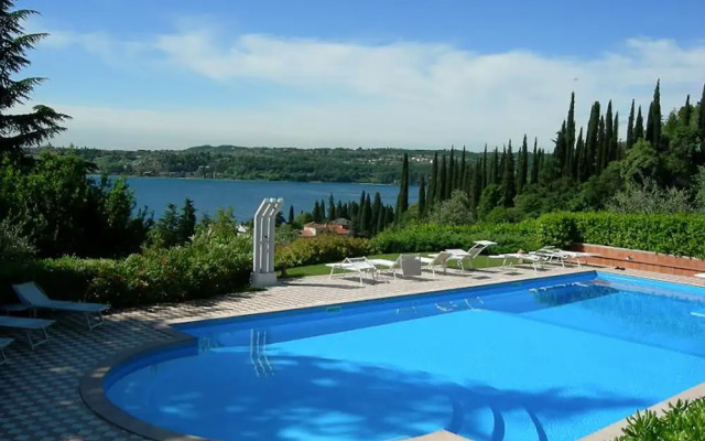 Lovely Flat With Shared Pool and Amazing Lake View