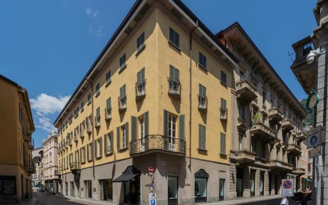 White Flat in Como City Center by Rent All Como