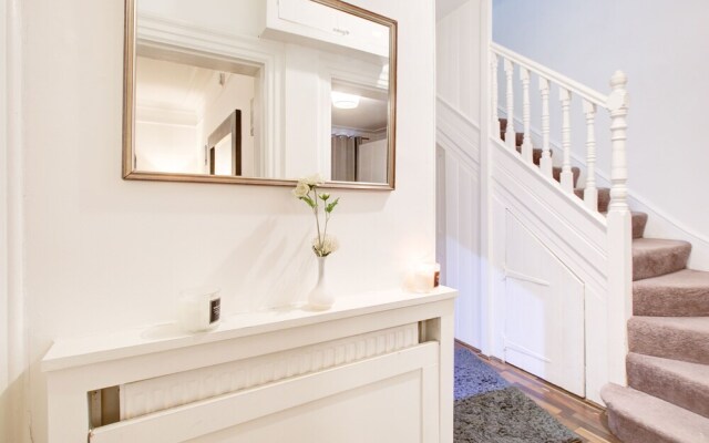 4-bedrooms 2-baths Independent Private Family Flat