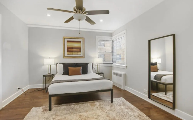 2BR Rogers Park Apt in Sheridan