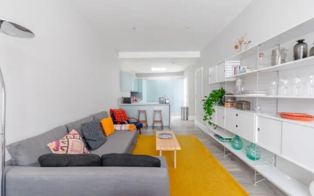 Chic & Spacious 2BD Flat -2 Mins to Baron's Court