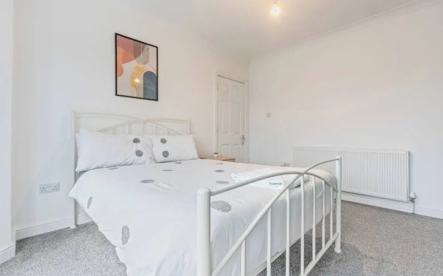 Beautiful 5 Bedroom Home in Coventry 14min to NEC