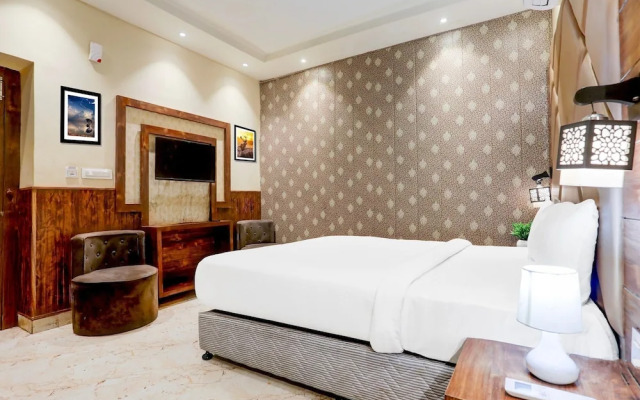 Luxurious Family Retreat With Pool in Patna