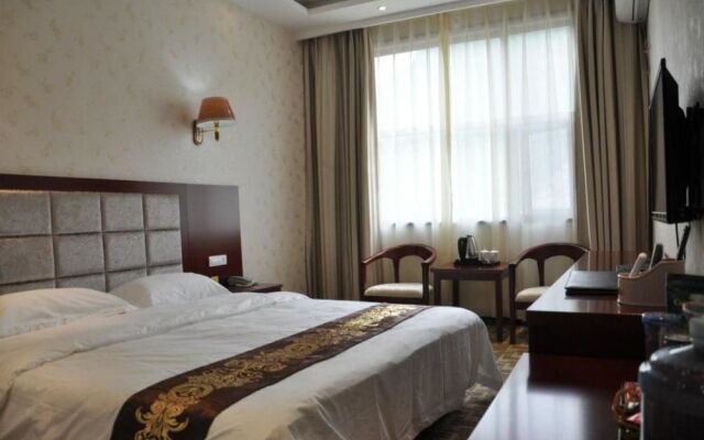 Yichuan Longsheng Business Hotel
