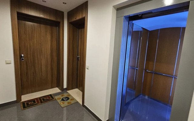 Rocha Prime Center Garage Flat