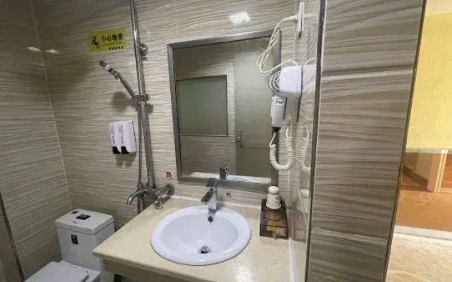 BANANA HOTEL (Shenzhen Airport Hourui Metro Station Branch)