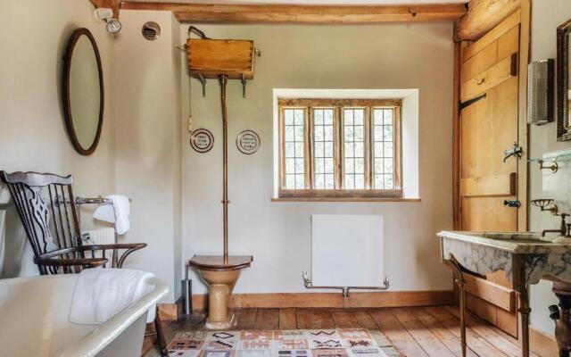 Lavish Tudor Estate Gardens - Sleeps 25
