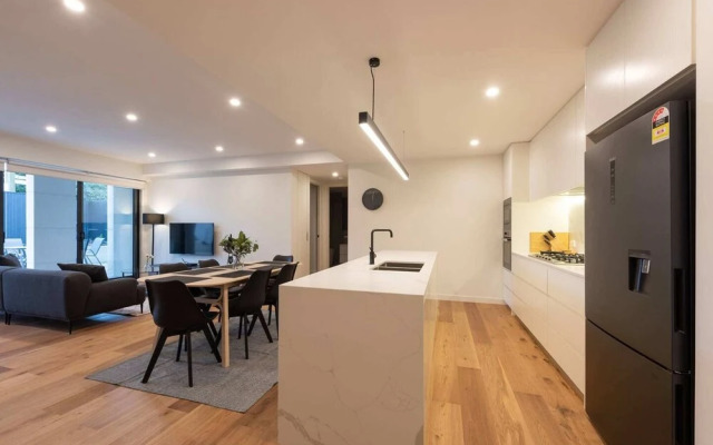 Luxe 3 Bedroom Apartment With Parking