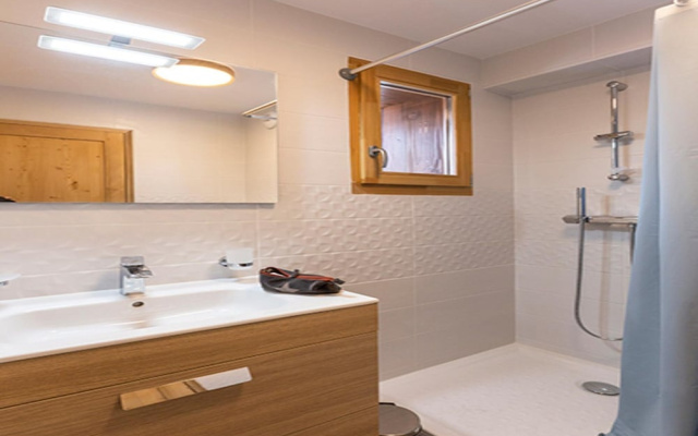Apartment in Alpe D'huez Near Grandes Rousses