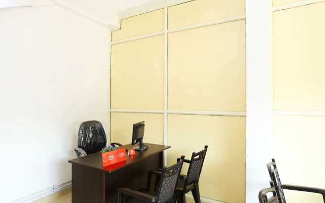 OYO 37302 White Cort