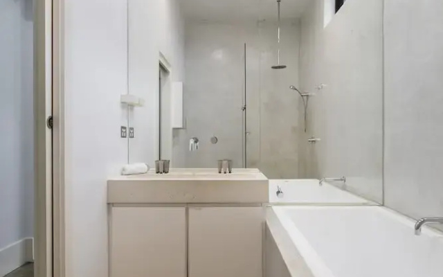 Stylish 2BR House, Walk to Parks & Cafes