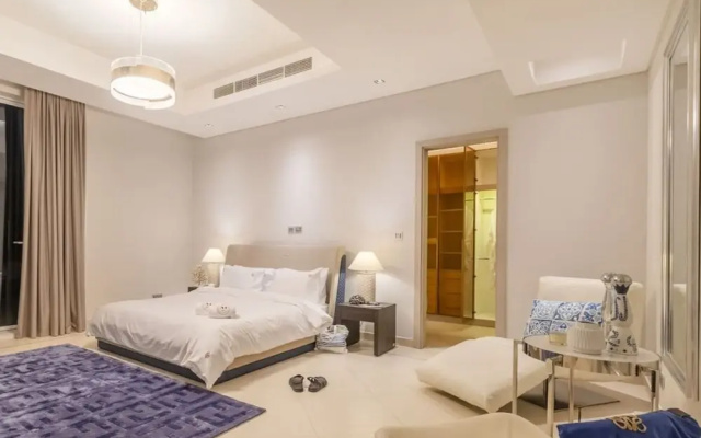 Beachfront 5BR Villa w Jacuzzi Pool on the Palm