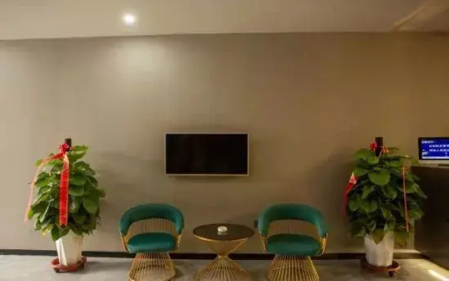 IU Hotel (Mengzhou Bus Station Huichang South Road)