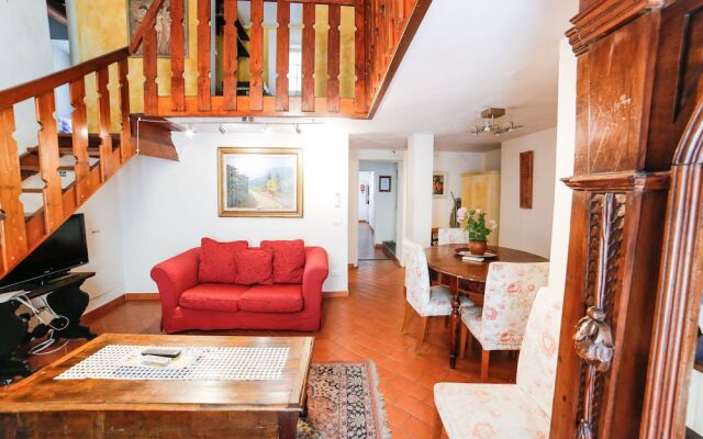 Traditional apt Close to The Duomo - private yard!