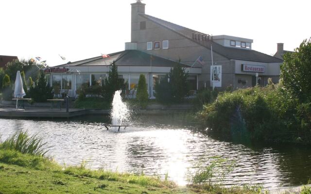 Comfy Bungalow With a Dishwasher, at the Water