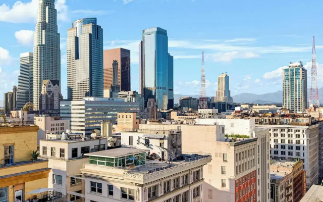Skyline Lofts by Avantstay: a Multi-level Industrial-chic Retreat in Dtla With Rooftop Views, Soaring Ceilings & Steps to Dining, Music & Culture