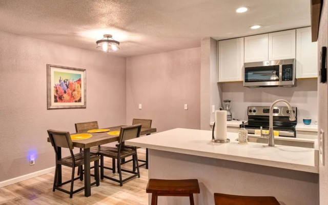 2BR Sleeps 6 Pool BBQ Gym Hot Tub & Bar Hopping!