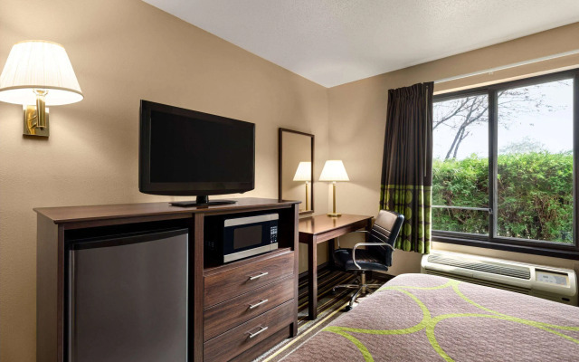 Super 8 by Wyndham Germantown/Milwaukee