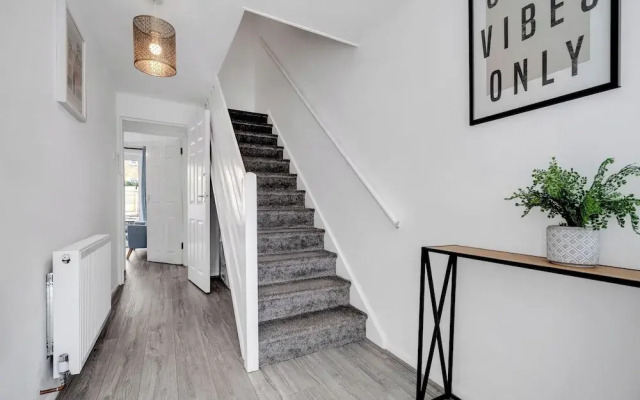 4 Bedrooms - Up To 14 Guests - Free Parking