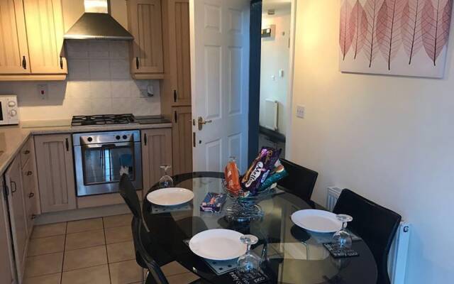 My-Places Large 4 Bed Town House (14A)