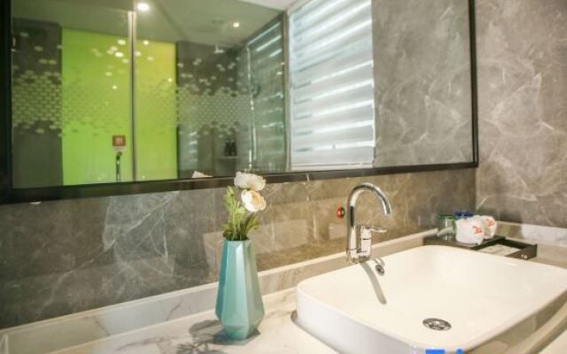 GreenTree Eastern Hotel (Chongqing Jiefangbei Qixinggang Metro Station)