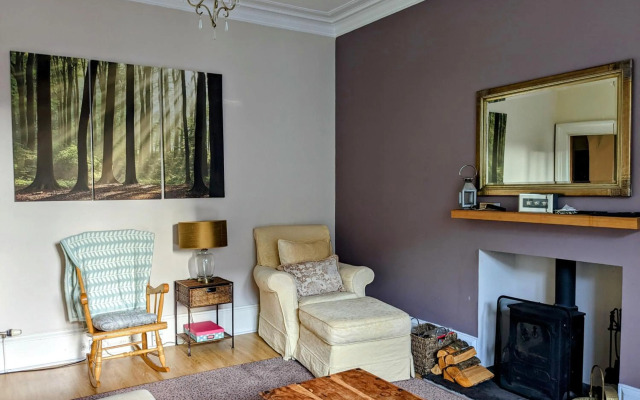 Craigowen - 4 Bed Maisonette on Historic High Street