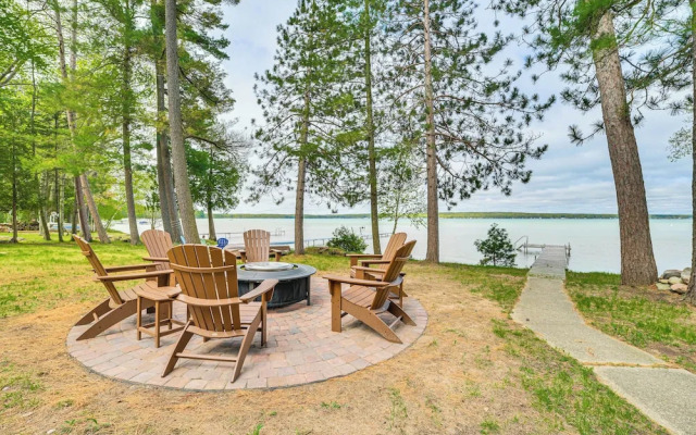 Higgins Lake House w/ Swimming Dock!