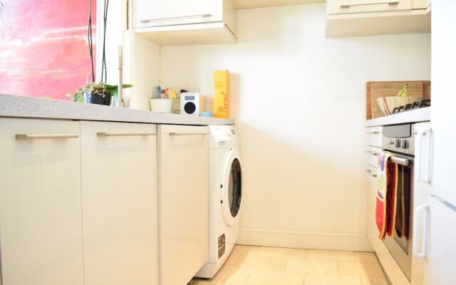 Bright 1 Bedroom Flat in Brook Green