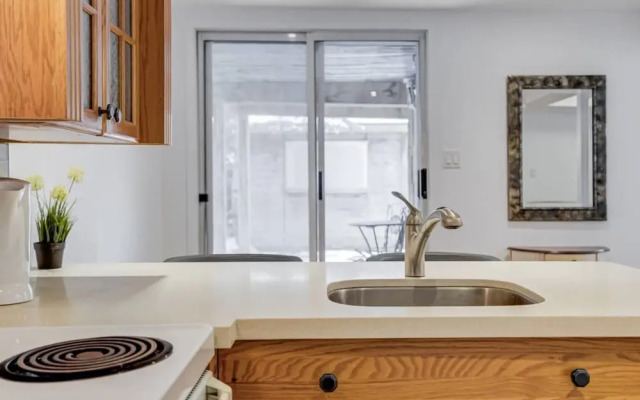 Comfortable Whitby 2 Bedroom Lower Suite