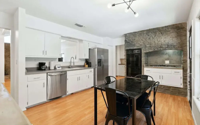 Quiet 4 Bedroom Home Located off Sola