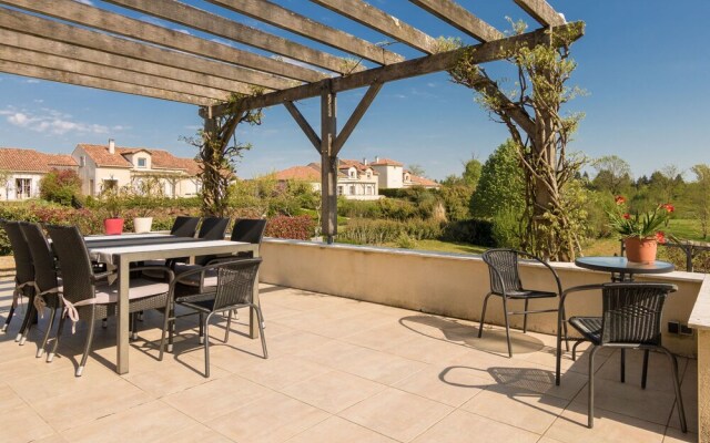 Luxurious Villa in Rouzede with Private Pool