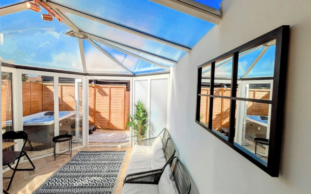 1-bed Retreat - Hot Tub, Private Garden & Bbq