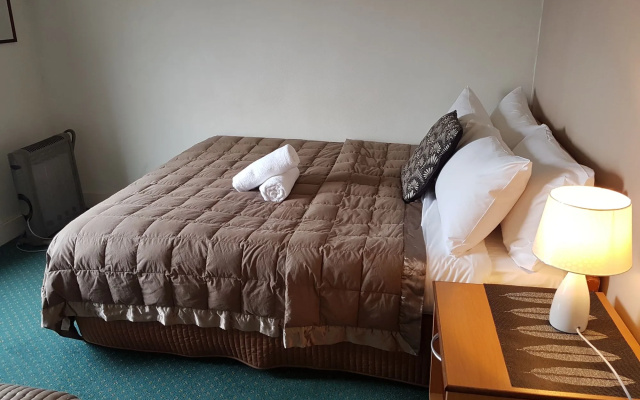 Lakeview Colonial Motel