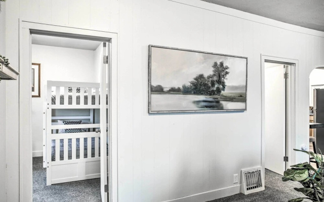 High-end & Homey Family Abode: Walk Downtown!