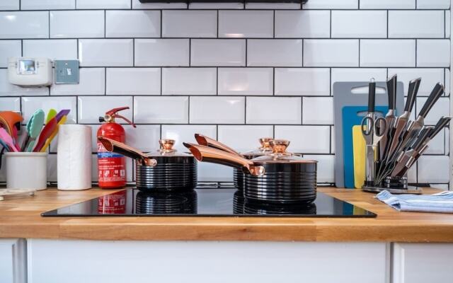 House With Sauna, hot Tub, gym & Parking