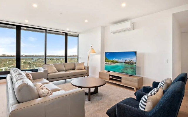 Stylish City-view Apartment With Amenities – Guest Rooms – Melbourne