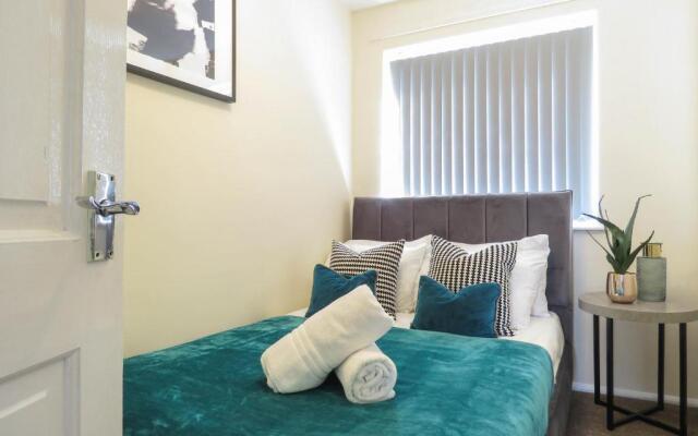 Tudors eSuites 3 Bedroom Apartment 6 Beds & Parking
