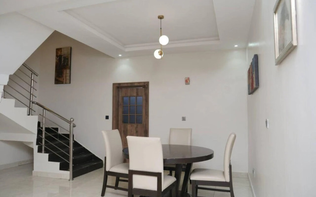 Luxury House - Sleeps 8 & Free Parking