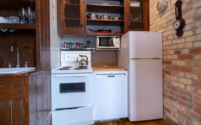 Rustic 1 Bedroom Loft Apartment In Queen Street West